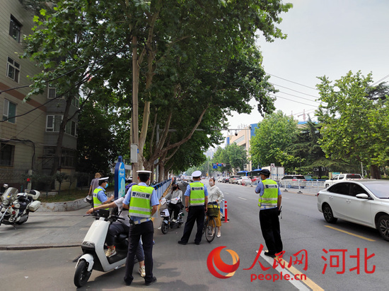 石家莊交警在查處非機(jī)動車違章。人民網(wǎng)祝龍超攝