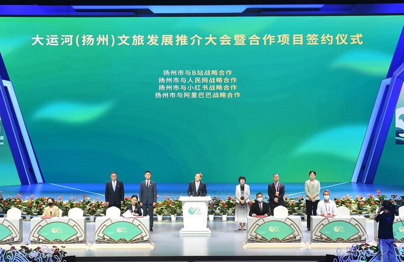 揚(yáng)州市副市長(zhǎng)劉流與人民網(wǎng)股份有限公司江蘇分公司總經(jīng)理汪崢嶸作為代表分別簽署了戰(zhàn)略合作協(xié)議。文斌攝