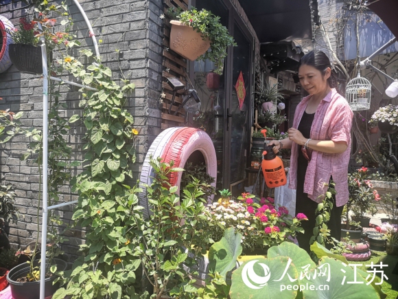 原在上海工作的袁荔退休后重回揚州古城生活。 人民網(wǎng) 張玉峰攝
