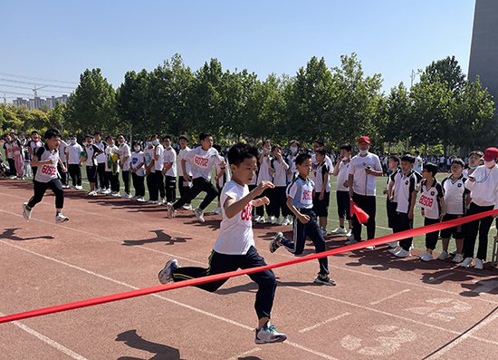 河北省威縣第四小學(xué)學(xué)生組織短跑比賽。 趙國華攝