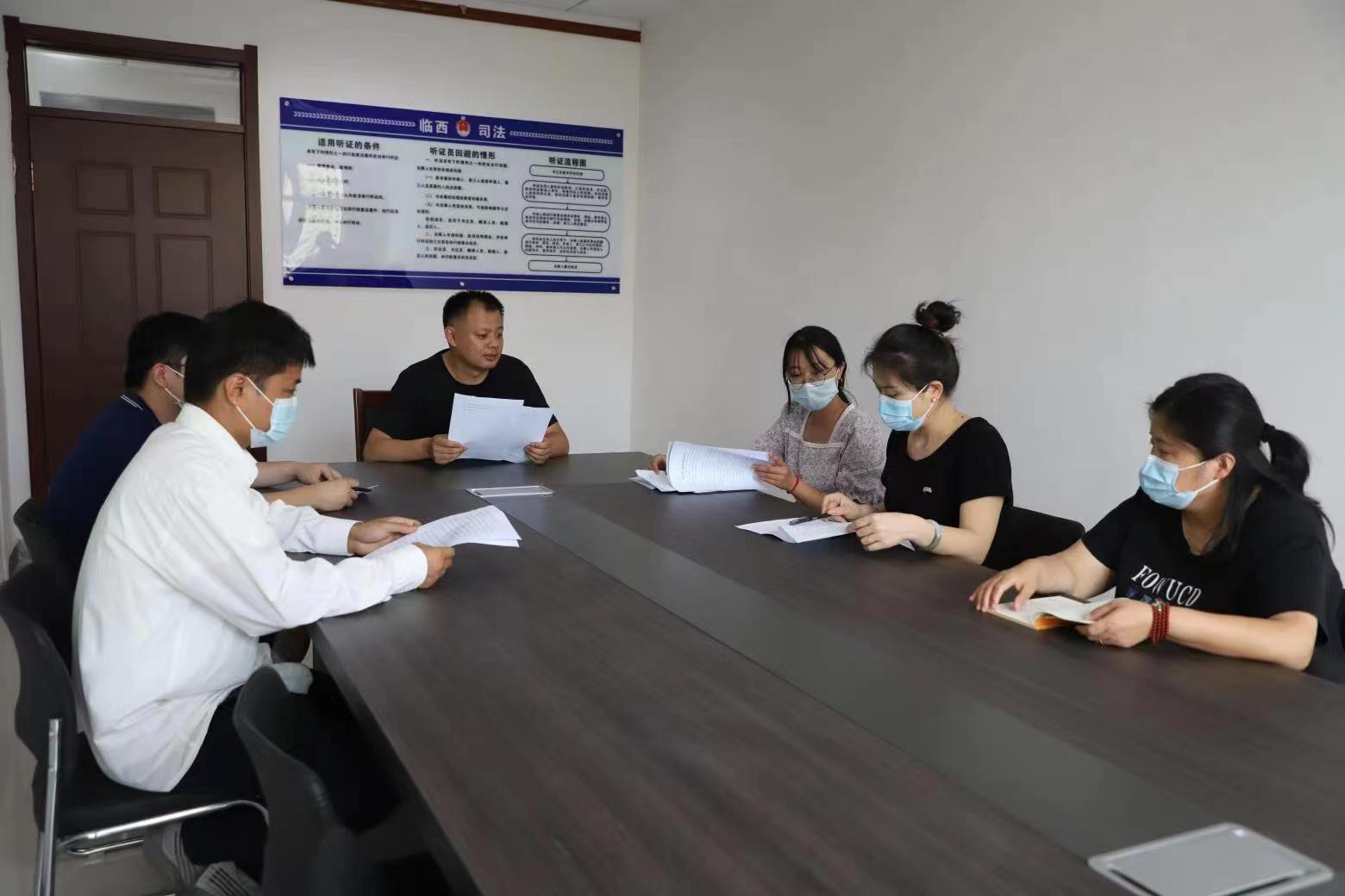 邢臺市臨西縣司法局工作人員在行政復議聽證室對行政復議事項開展聽證問詢。 孟凡儒攝