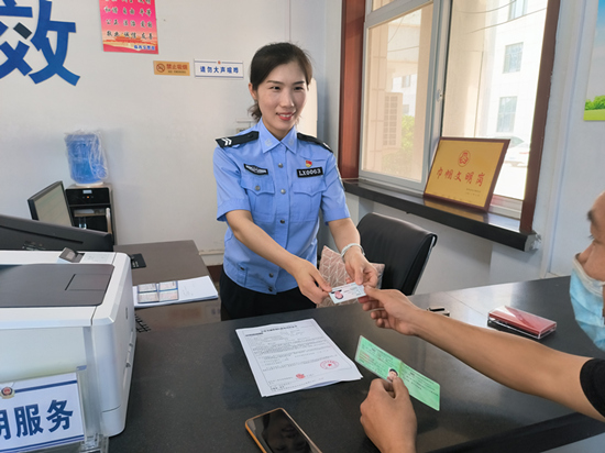 張靜正在為群眾辦理業(yè)務(wù)。 趙凱攝