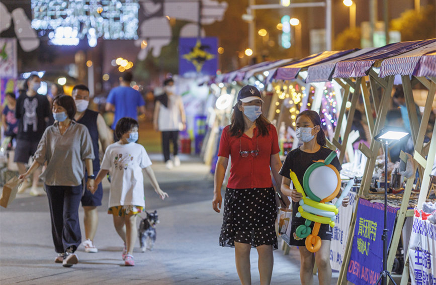 青年無(wú)限宇宙潮動(dòng)市集匯聚眾多文創(chuàng)產(chǎn)品，豐富市民夜生活。王英浩攝
