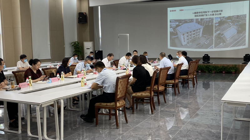 河?xùn)|區(qū)委書(shū)記范少軍一行深入老電建公司辦公園區(qū)就盤(pán)活園區(qū)工作進(jìn)行部署研究。河?xùn)|區(qū)供圖