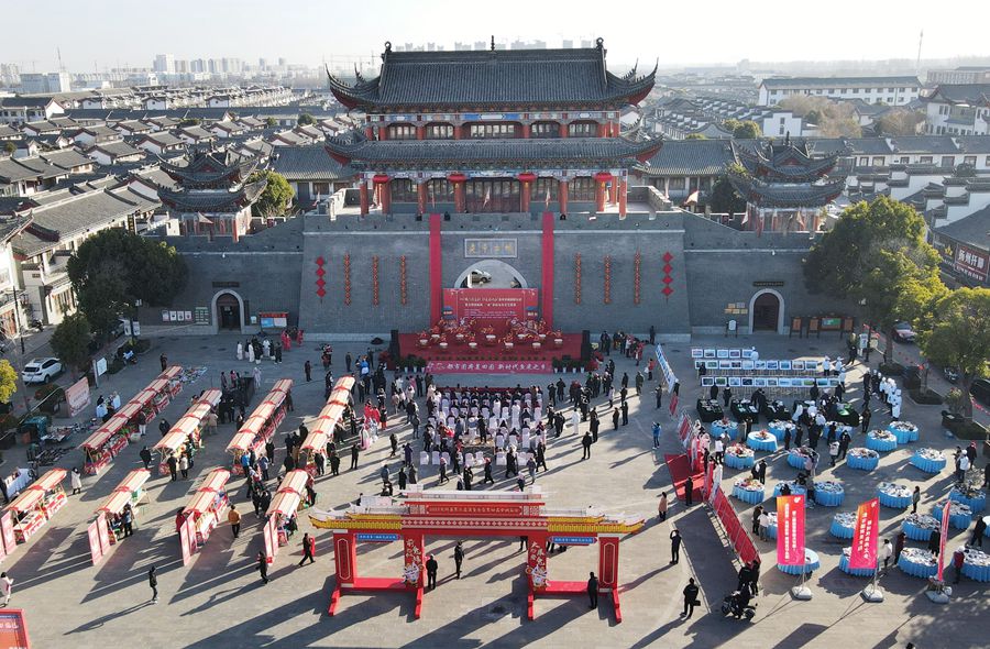 城門掛春聯(lián)，金湖沖刺“開門紅”。陳義寶攝