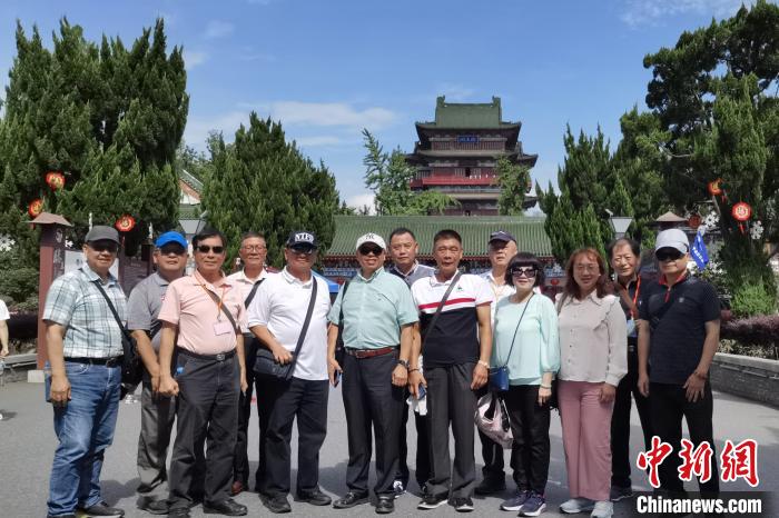 圖為臺灣新北市永和區(qū)里長聯(lián)誼會江西參訪團(tuán)一行在南昌滕王閣前合影?！×鴷缘?攝