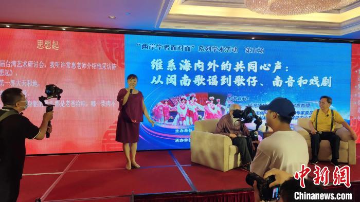 歌仔說唱非遺傳承人張?jiān)缕寂楷F(xiàn)場演唱?！罘?攝
