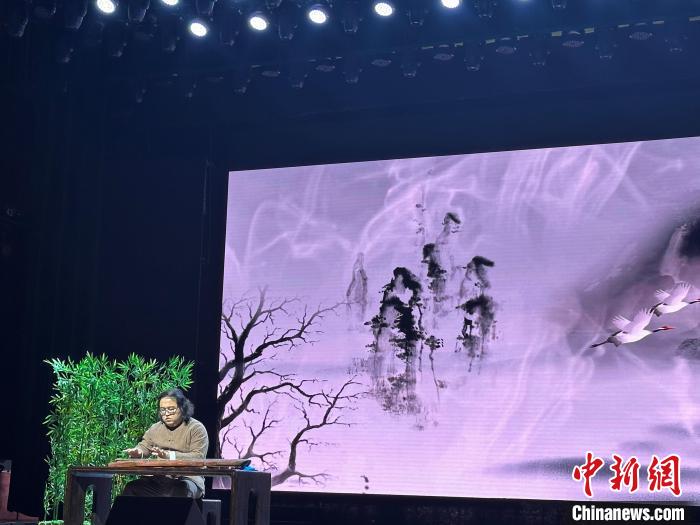 閩派古琴名家陳志強(qiáng)演奏一曲《流水》?！堺惥?攝