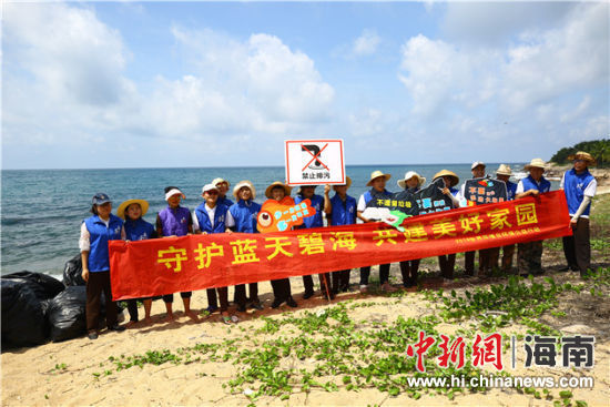 環(huán)保志愿者呼吁停止隨地扔垃圾、破壞環(huán)境等不文明行為。