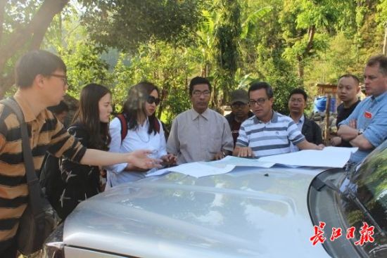 在尼泊爾，武漢市土地利用和城市空間規(guī)劃研究中心設(shè)計(jì)團(tuán)隊(duì)現(xiàn)場踏勘。(武漢市土地利用和城市空間規(guī)劃研究中心 供圖)