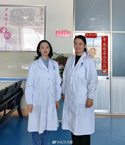 “有醫(yī)生嗎？有人暈倒了！”武漢協(xié)和醫(yī)院援藏醫(yī)療隊員聽到呼救就沖了上去