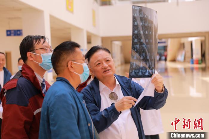 上海專家們采用“一對一”指導(dǎo)等方式，帶動日喀則市人民醫(yī)院科室、醫(yī)生業(yè)務(wù)水平的提升?！∩虾＝淮筢t(yī)學(xué)院供圖