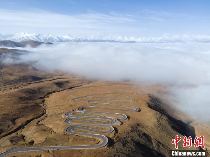 圖為西藏定日縣，前往珠穆朗瑪峰大本營蜿蜒的公路與云海。　江飛波 攝