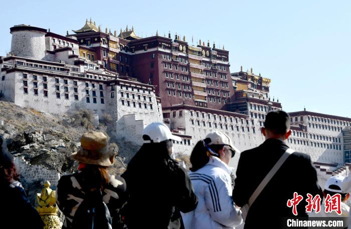 4月17日，游客在拉薩布達(dá)拉宮觀景臺(tái)拍照留念?！±盍?攝