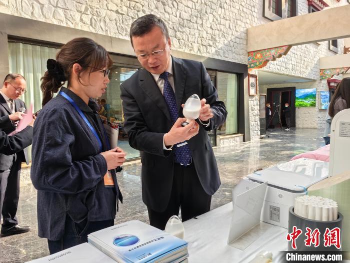 圖為簽約企業(yè)現(xiàn)場推介自己的產(chǎn)品?！≮w延 攝