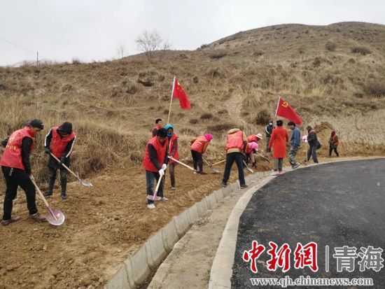 圖為尖扎干部職工生態(tài)建設和環(huán)境保護現(xiàn)場。尖宣 供圖