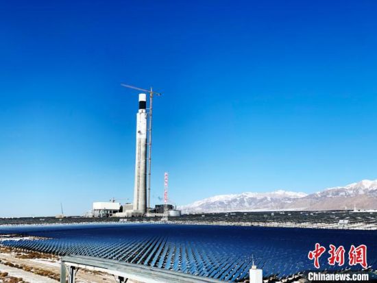 圖為地處柴達木盆地的光伏電站?！O睿　攝