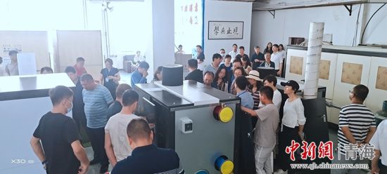 圖為行業(yè)內(nèi)人員進(jìn)行項(xiàng)目參觀。 活動主辦方供圖