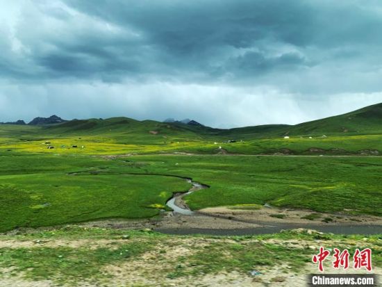自2005年啟動(dòng)三江源生態(tài)保護(hù)和建設(shè)工程以來，果洛州共治理黑土灘315.11萬(wàn)畝，使果洛州生態(tài)環(huán)境15年來得到明顯好轉(zhuǎn)?！O睿 攝