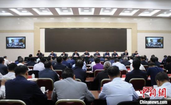 圖為青海省生態(tài)環(huán)境保護警示教育大會現(xiàn)場?！?zhí)砀！z 　　