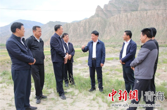 圖為黃南州有關(guān)領(lǐng)導(dǎo)現(xiàn)場踏勘、督導(dǎo)生態(tài)環(huán)保責(zé)任落實(shí)情況現(xiàn)場。黃宣攝