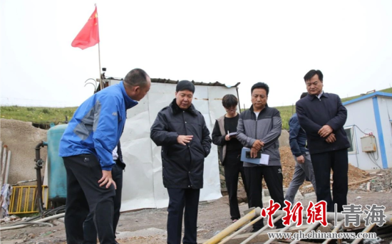 圖為黃南州有關(guān)領(lǐng)導(dǎo)現(xiàn)場踏勘、督導(dǎo)生態(tài)環(huán)保責(zé)任落實(shí)情況現(xiàn)場。黃宣攝