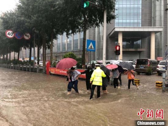 8月28日，青海省東部出現(xiàn)強降水天氣過程，其中西寧地區(qū)出現(xiàn)入汛以來雨量最大、強度最大的強降水過程。西寧交警供圖
