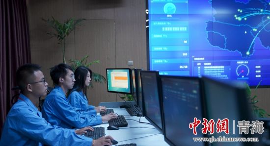 圖為國網(wǎng)青海電力大數(shù)據(jù)中心工作人員正在監(jiān)控綠電相關(guān)數(shù)據(jù)。王國棟攝