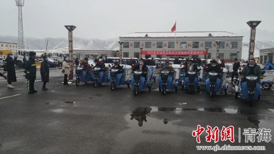圖為環(huán)衛(wèi)設施集中發(fā)放儀式現(xiàn)場。甘恩超 攝