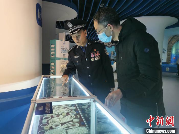 圖為森林警察為游客講解查獲這些象牙制品過程中發(fā)生的真實故事?！∥乃碱?攝