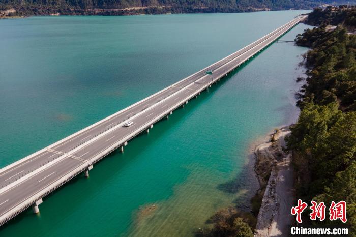資料圖為西藏拉薩至林芝高等級公路多布湖風(fēng)光?！〗w波 攝