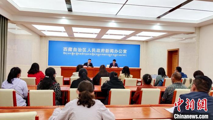 圖為西藏阿里地區(qū)在拉薩召開新聞發(fā)布會，發(fā)布西藏和平解放70年來阿里地區(qū)經(jīng)濟(jì)社會發(fā)展成就?！∝暽＠?攝