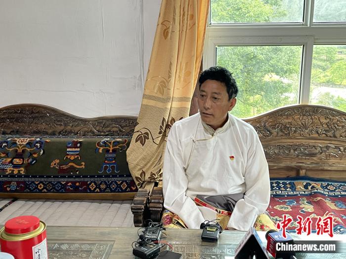 巴卡村黨支部書記、村委會(huì)主任尼瑪次仁。周璟 攝