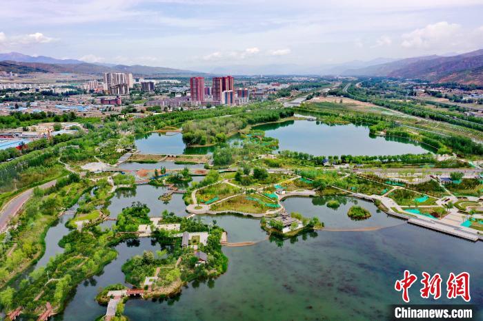 西北城市西寧立生態(tài)文明高地新典范：“一城山水、百園千姿”
