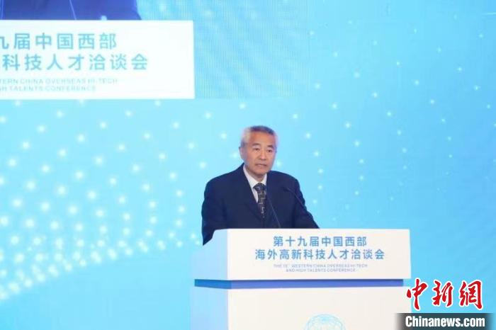 全國政協(xié)副主席、九三學社中央常務副主席邵鴻出席論壇并致辭。　四川省委統(tǒng)戰(zhàn)部供圖