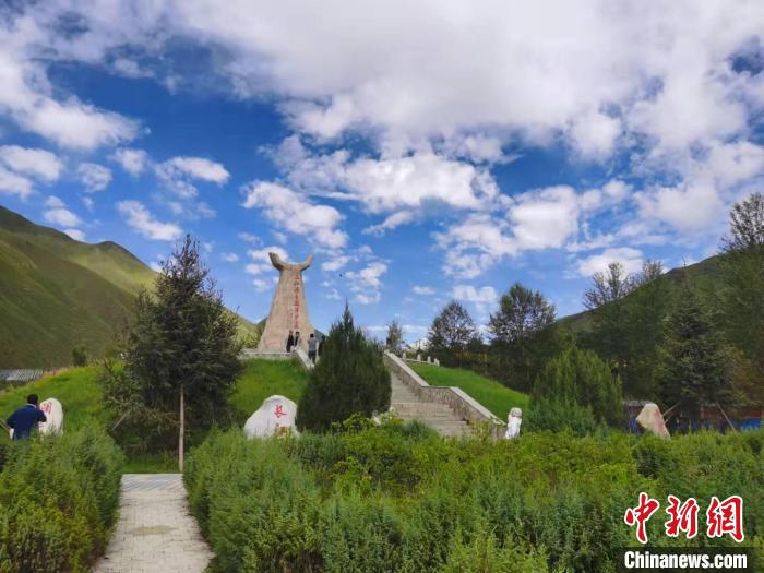 圖為三江源自然保護區(qū)紀念碑。　青海省文化和旅游廳供圖