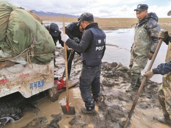巡山途中車輛陷入泥坑。