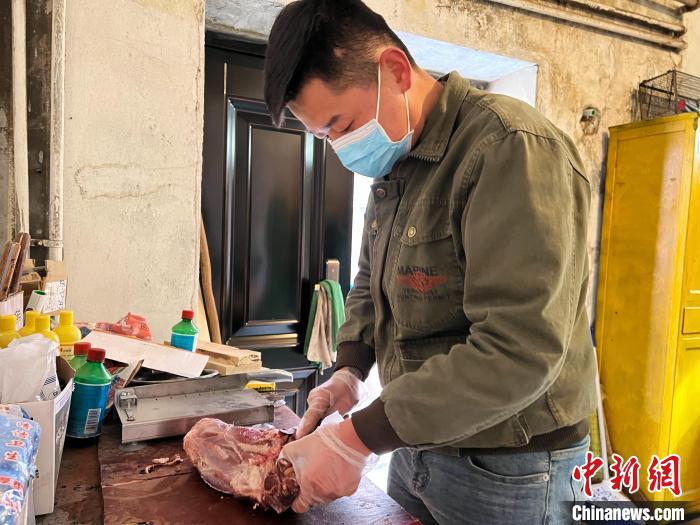 圖為雪豹“奶爸”史壽軍正在準備投喂雪豹的食材?！●R銘言 攝