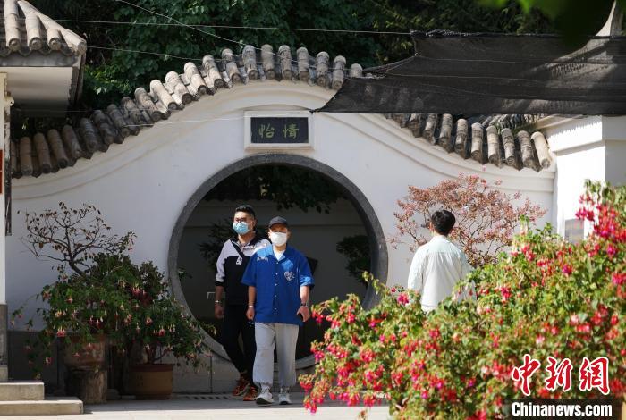圖為市民在西寧園林植物園內(nèi)觀花賞景。　馬銘言 攝