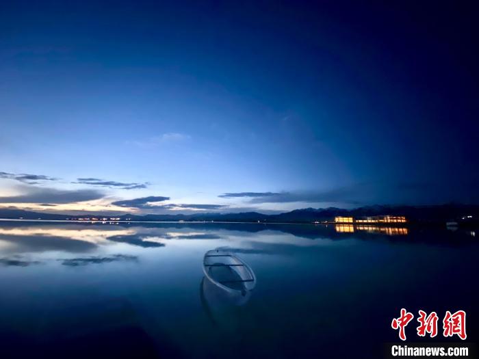 圖為茶卡天空壹號景區(qū)?！±罱瓕?攝