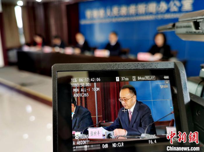 圖為青海省水利廳廳長張世豐參加新聞發(fā)布會(huì)?！?zhí)砀?攝