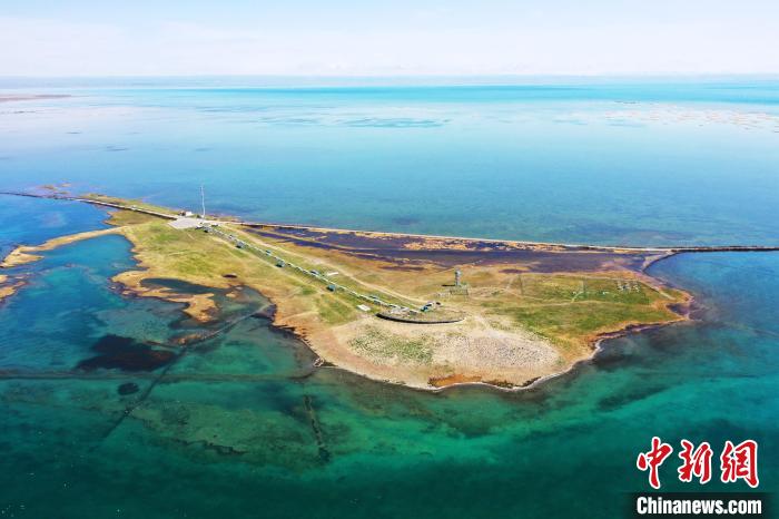 圖為無(wú)人機(jī)航拍青海湖。　趙海梅 攝