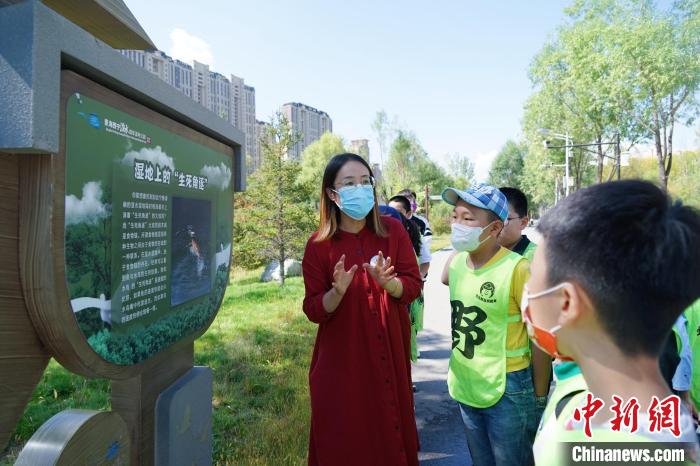 圖為小朋友在青海西寧湟水國家濕地公園內(nèi)學(xué)習(xí)濕地知識。　馬銘言 攝