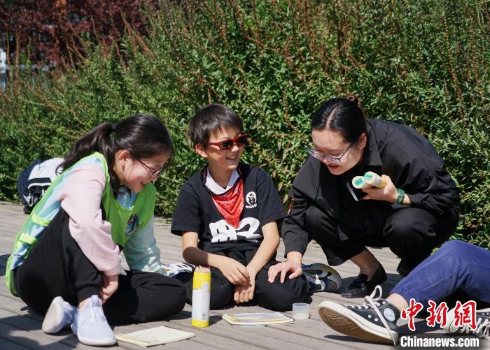 圖為小朋友在青海西寧湟水國家濕地公園內(nèi)認(rèn)識植物并進(jìn)行繪畫?！●R銘言 攝