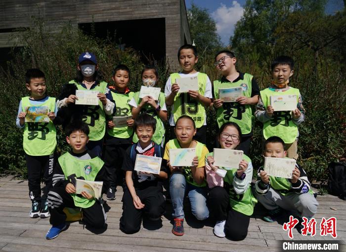 圖為小朋友展示學(xué)習(xí)成果?！●R銘言 攝