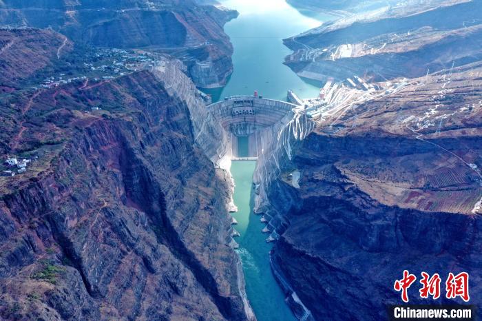 圖為白鶴灘水電站大壩全景圖?！∷娝木止﹫D