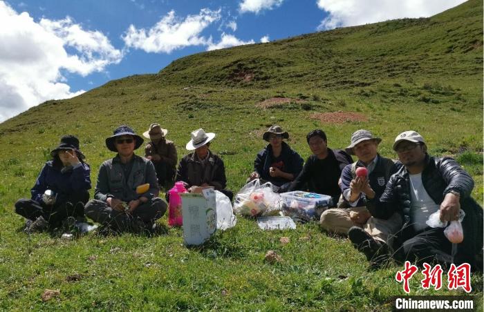科研團(tuán)隊(duì)在熱魯盆地工作合影。　中科院青藏高原所 供圖