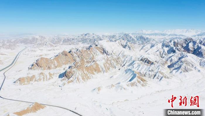 圖為無人機(jī)航拍高原雪景?！《继m縣融媒體中心供圖