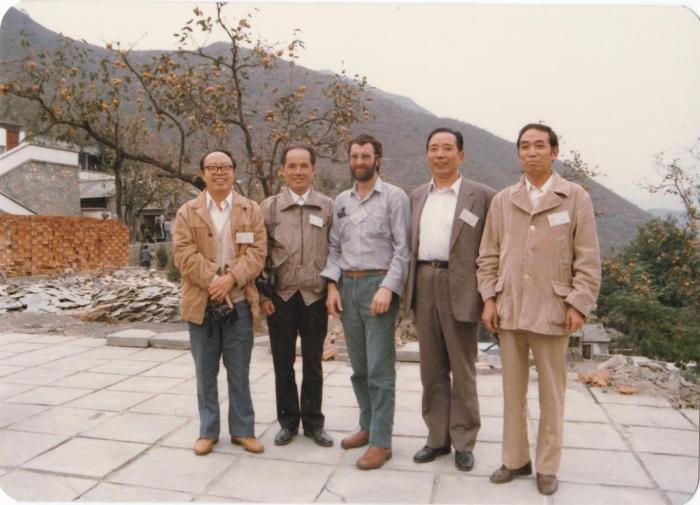 1987年早期脊椎動(dòng)物國際研討會(huì)在中國舉行，劉玉海先生(右一)與中外同行專家合影。　Gavin Young(澳大利亞) 供圖