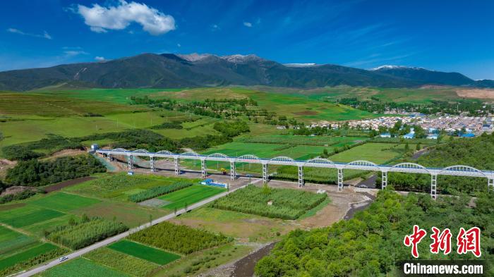 圖為引大濟湟西干渠的渡槽。(資料圖) 青海省水利廳 供圖
